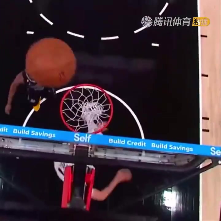 罕見一幕！努爾基奇拋投 球神奇停在籃板上沿 看呆凱爾登?。ㄅ瑺柣婕\）